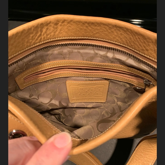 Coach Tan Leather Shoulder Bag with Adjustable Strap - Picture 3 of 4